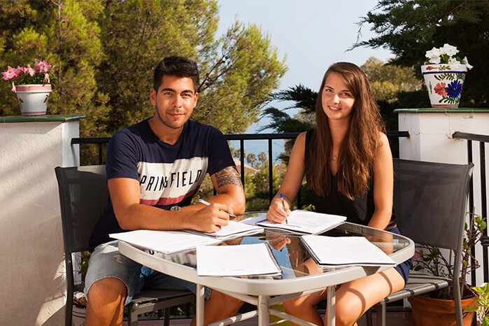 students-learning-spanish-outdoor-in-malaga