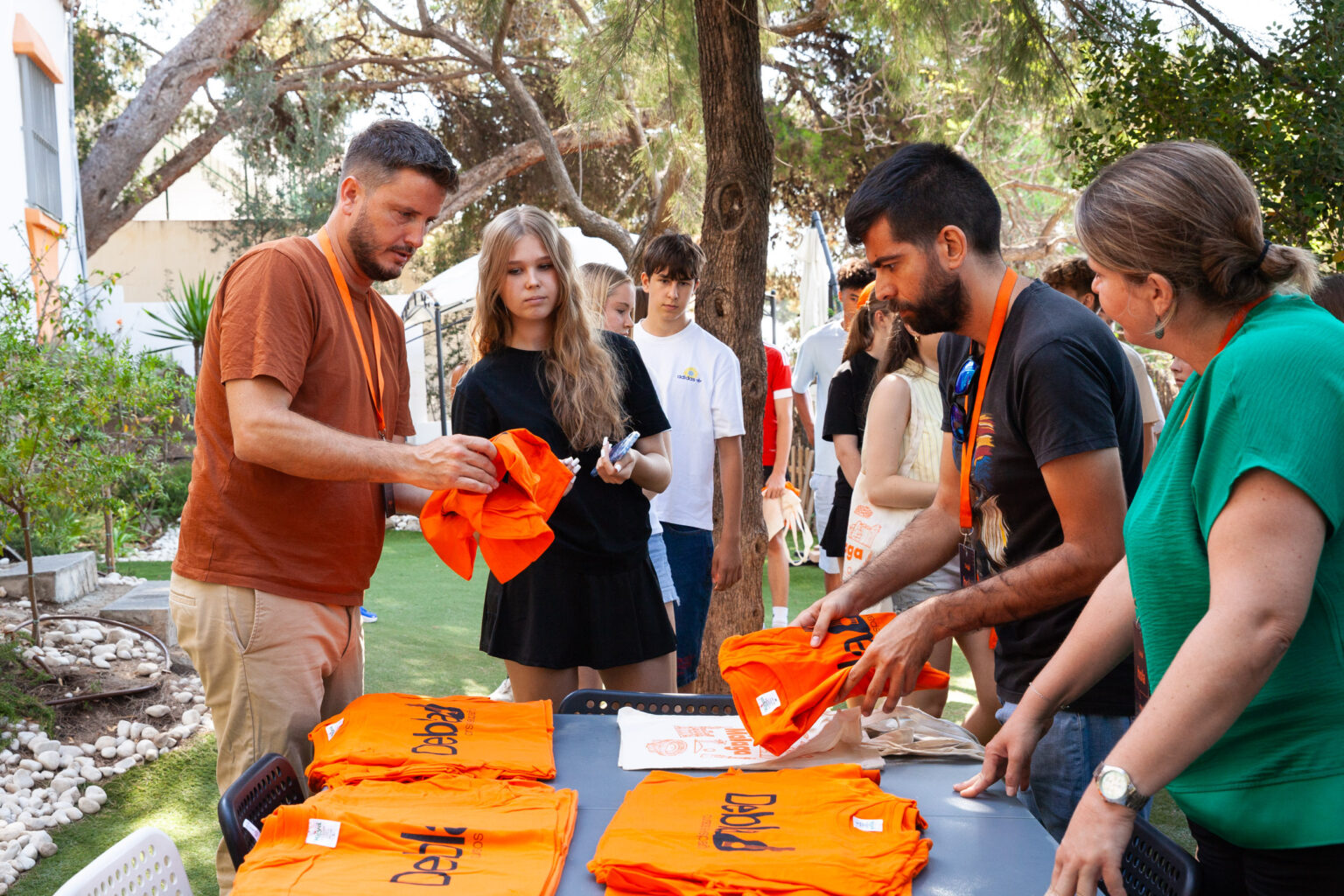 El equipo de Debla da la bienvenida a los estudiantes con las camisetas del Summer Camp