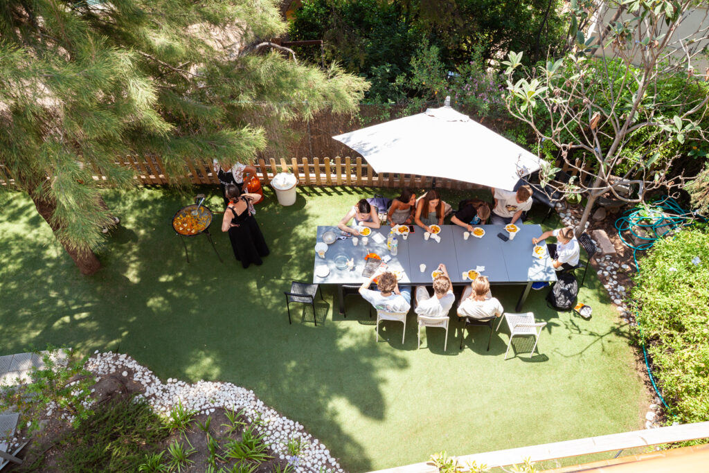 Estudiantes compartiendo una actividad en el jardín